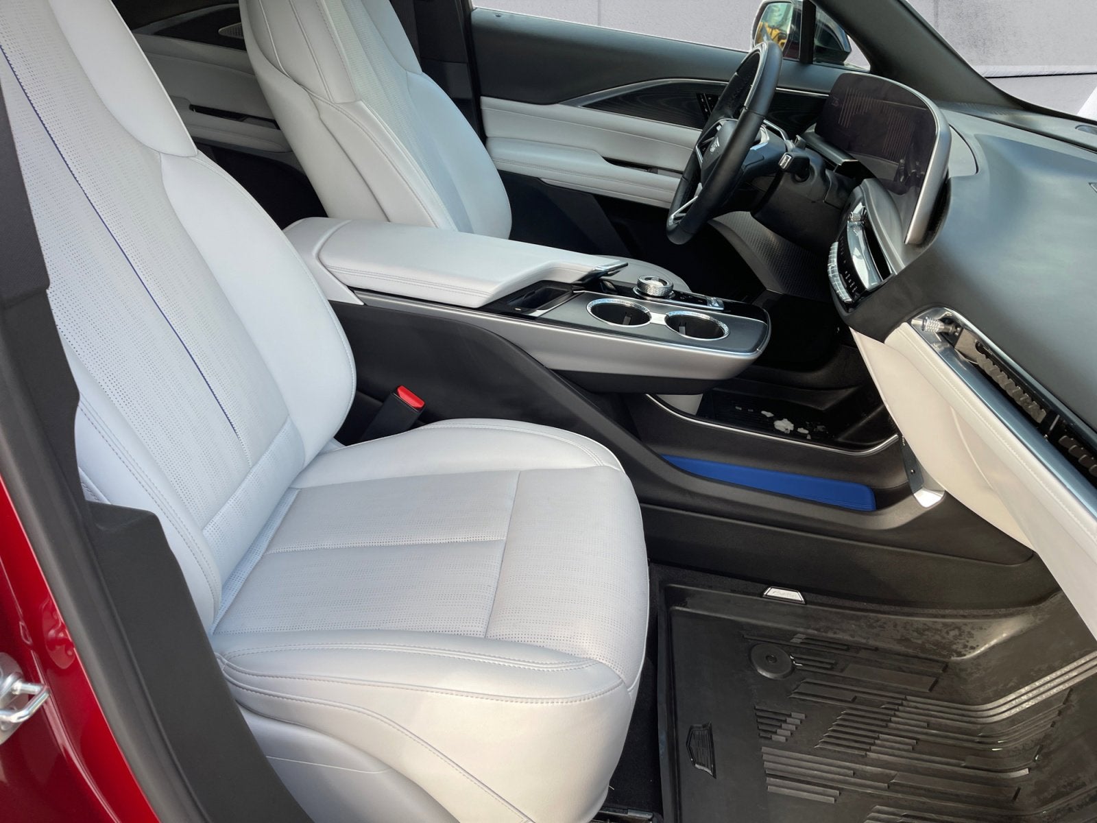 2024 Cadillac LYRIQ Luxury 2