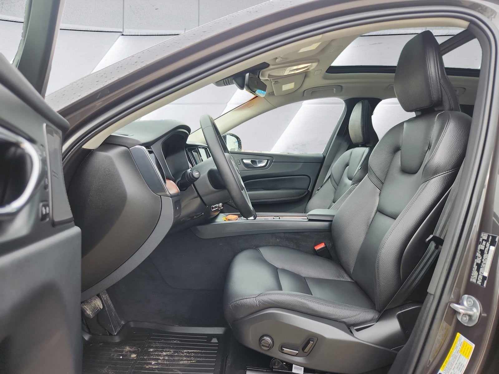 2023 Volvo XC60 Plus Dark Theme