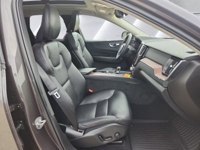 2023 Volvo XC60 Plus Dark Theme