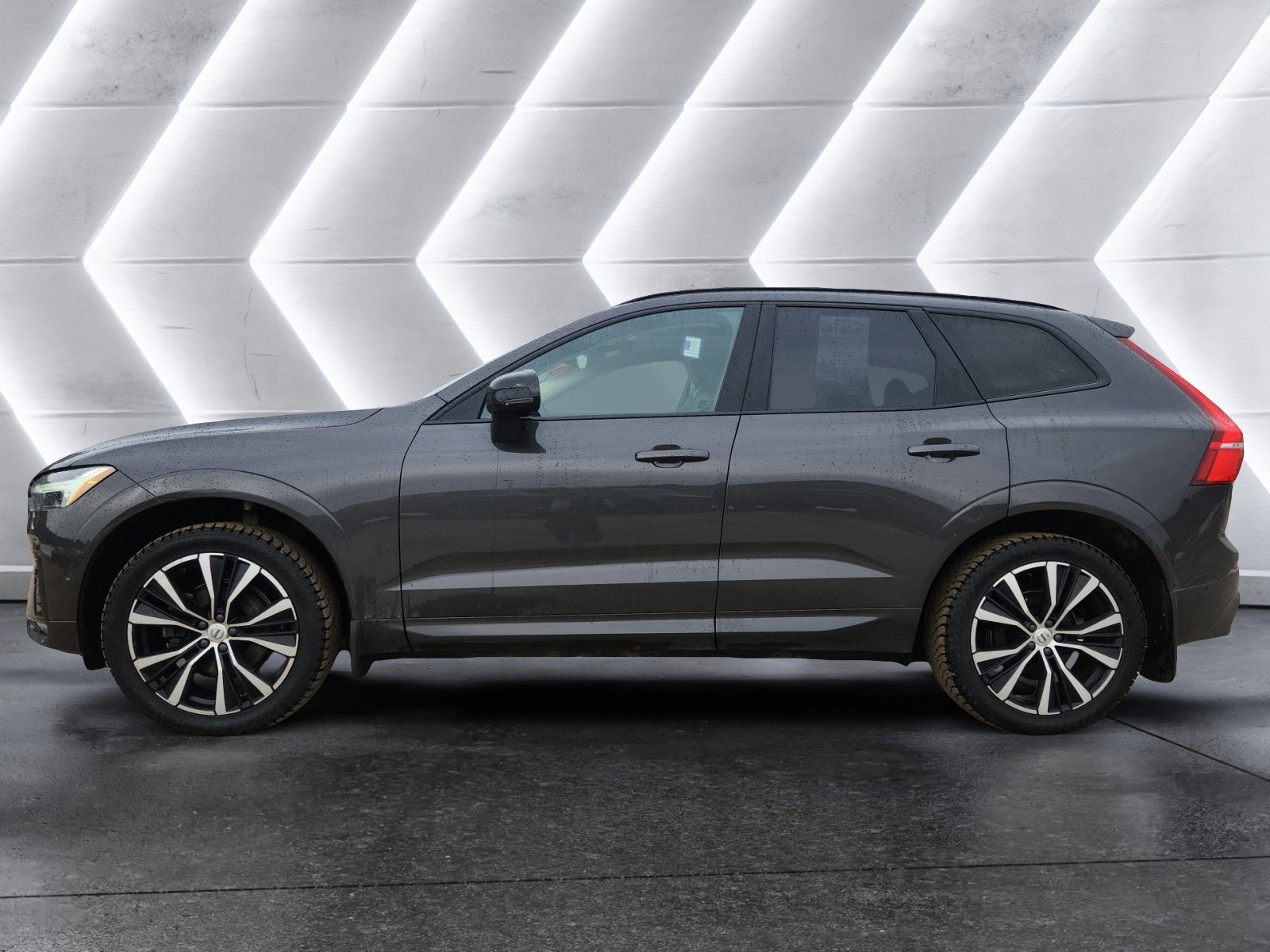 2023 Volvo XC60 Plus Dark Theme