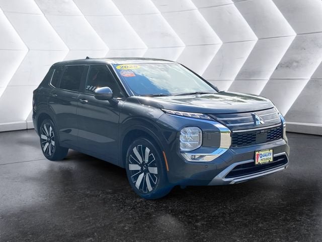 2025 Mitsubishi Outlander Base
