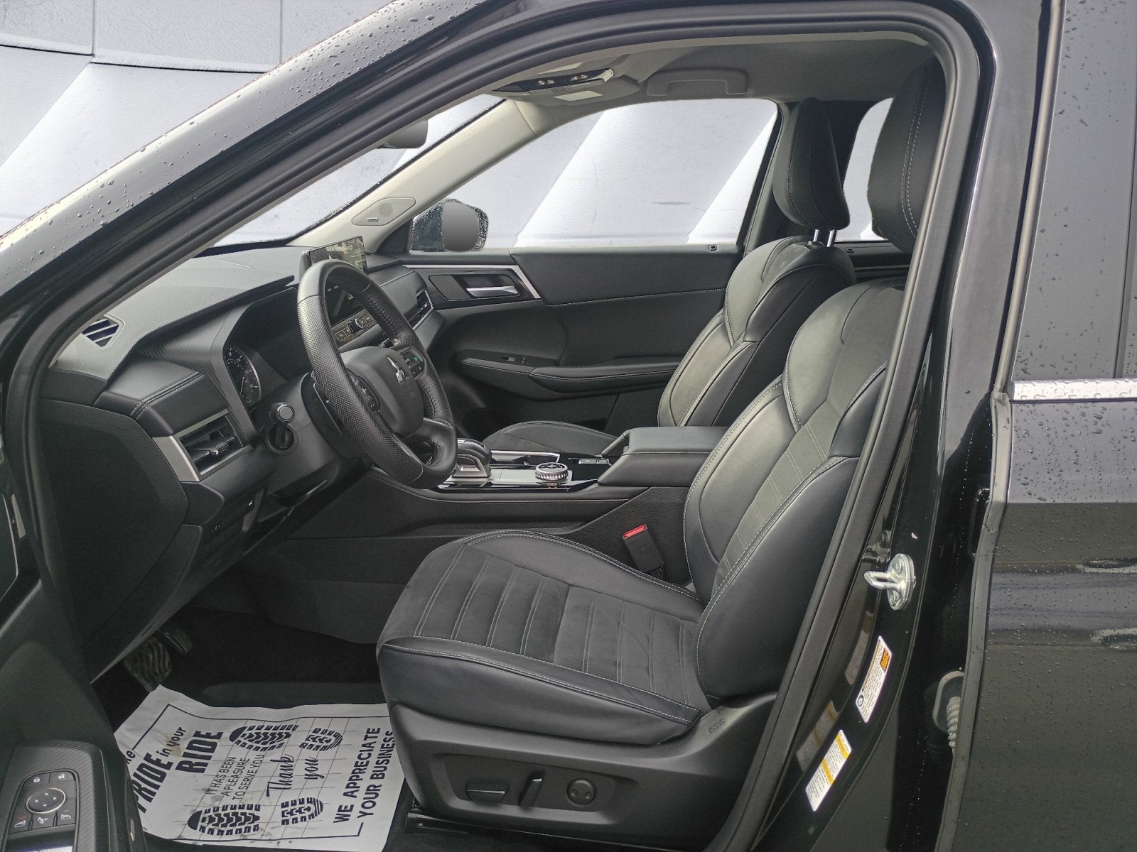 2025 Mitsubishi Outlander Base