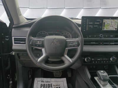 2025 Mitsubishi Outlander Base