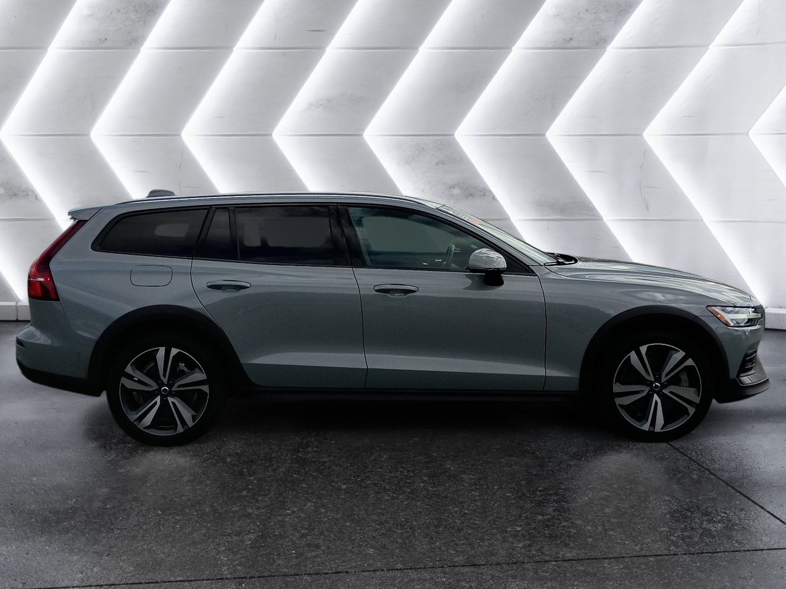 2025 Volvo V60 Cross Country B5 Plus
